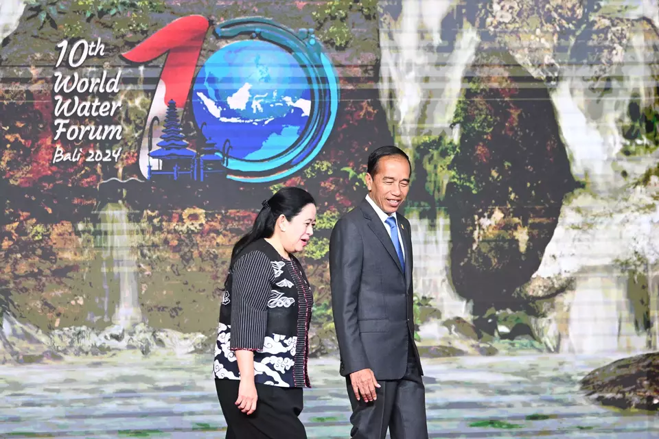 President Joko Widodo (right) walks with Inter-Parliamentary Union (IPU) President