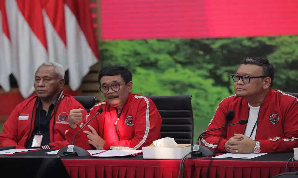 Djarot Saiful Hidayat, center, head of the steering committee of the Indonesian Democratic Party of Struggle (PDI-P) national gathering, speaks in a news conference in Jakarta, Thursday, May 16, 2024. (Antara Photo/Reno Esnir)