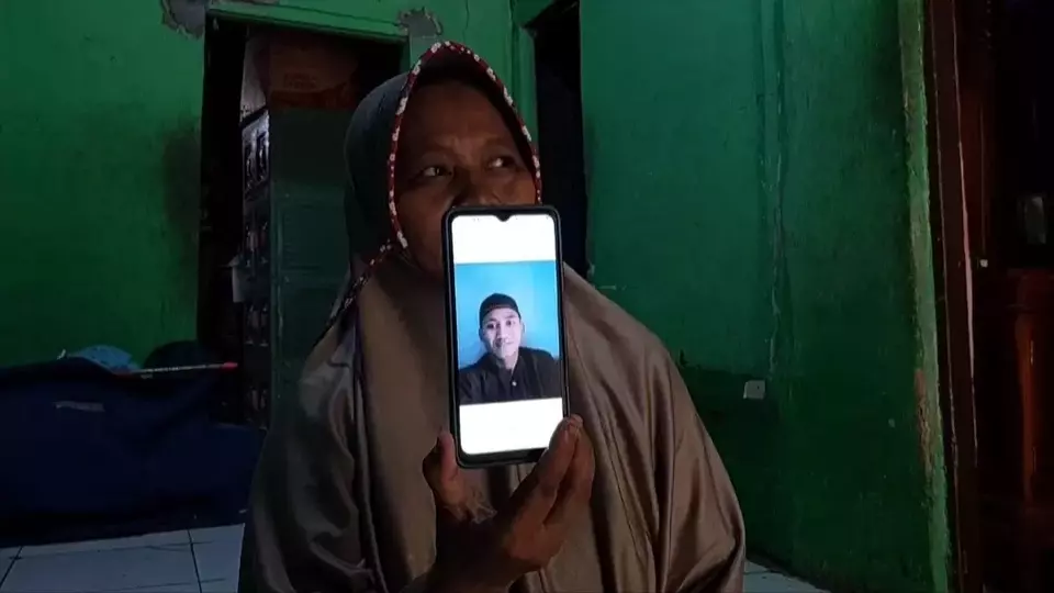 Kartini, 48, holding a picture of her son, Pegi Setiawan, also known as Perong, a suspect in the 2016 murder case of Vina Dewi Arsita and her boyfriend, Muhammad Rizky "Eki" Rudiana,in an interview with Beritasatu.com at her home in Cirebon, Friday May 24, 2024. (Beritasatu.com/Candra Kurnia)