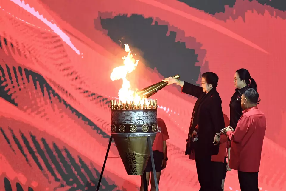 Indonesian Democratic Party of Struggle (PDI-P) Chairwoman Megawati Soekarnoputri, left, lits the torch when opening the party