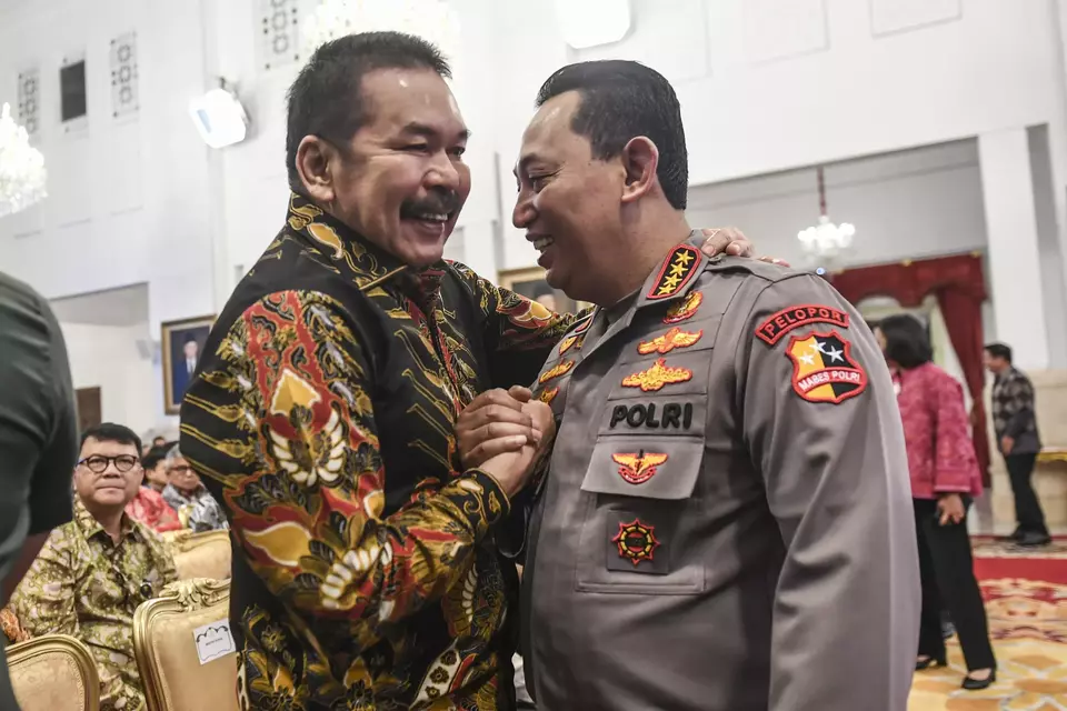 Attorney General Sanitiar Burhanuddin, left, shakes hands with Police Chief Listyo Sigit Prabowo at the State Palace in Jakarta, Monday, May 27, 2024. (Antara Photo/Hafidz Mubarak)