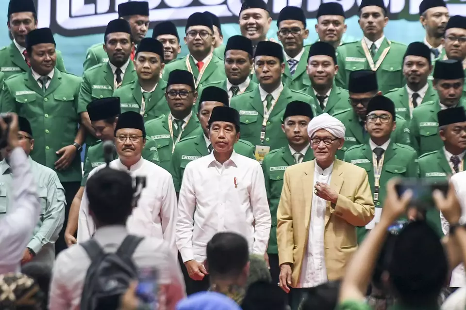 President Joko Widodo, accompanied by Rais Aam PBNU KH Miftachul Akhyar (right) and PBNU Secretary General Saifullah Yusuf (left), poses with the newly inaugurated Central Leadership of Gerakan Pemuda (GP) Ansor during the 'Towards Ansor of the Future' inauguration at Istora Senayan, Jakarta, Monday, May 27, 2024. PBNU inaugurated the Central Leadership of GP Ansor for the 2024-2029 term with Chairman Addin Jauharudin. (ANTARA FOTO/Hafidz Mubarak A).	
