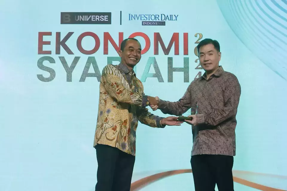 Herman Tjahjadi (right), the chief investment officer at BRI-MI, receives the "Best Sharia Fund Manager" award at the 2024 Sharia Economy Award in Jakarta on May 27, 2024. (B Universe Photo/David Gita Rosa)