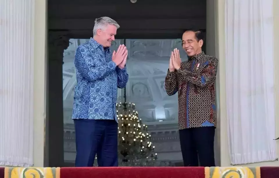 President Joko "Jokowi" Widodo shakes hands with OECD Secretary-General Mathias Corman at the Bogor Palace on May 28, 2024. (Photo Courtesy of Presidential Press Bureau)