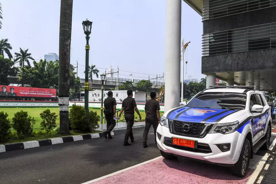 Employees walk near a Military Police vehicle at the Attorney General s Office in South Jakarta, Monday, May 27, 2024. (Antara Photo/Galih Pradipta)