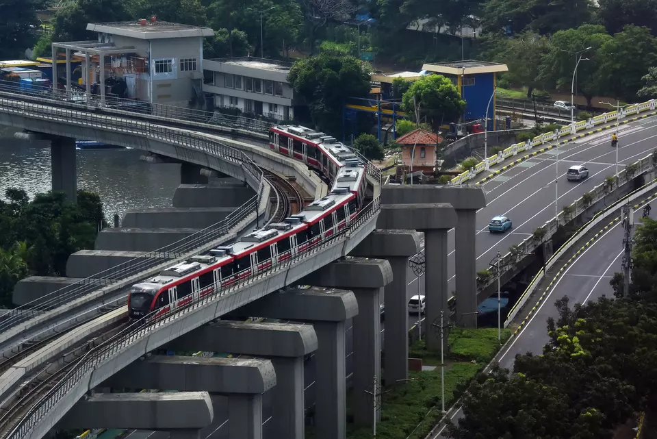 The light rapid transit (LRT) train passes by the Rasuna Said street in Jakarta on April 23, 2024. (Antara Photo/Indrianto Eko Suwarso)