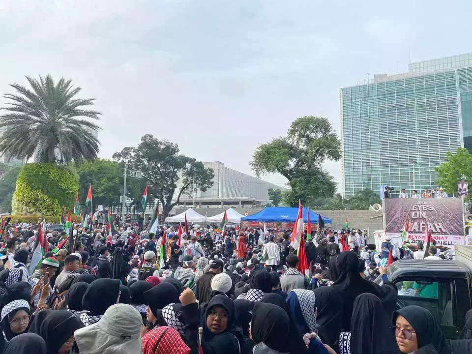Thousands of pro-Palestinian supporters held a mass demonstration on Saturday, June 1, 2024, in front of the United States Embassy on Jalan Medan Merdeka Selatan, Central Jakarta, condemning Israeli atrocities in the Rafah refugee camp. (Beritasatu.com/Medikantyo Adhikresna)