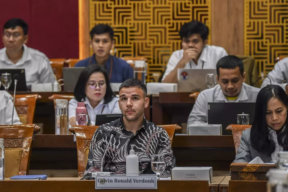 Dutch-born footballer Calvin Ronald Verdonk, center, follows a House of Representatives hearing discussing his request to obtain Indonesian citizenship at the parliament building in Senayan, Jakarta, Monday, June 3, 2024. (Antara Photo/Galih Pradipta)