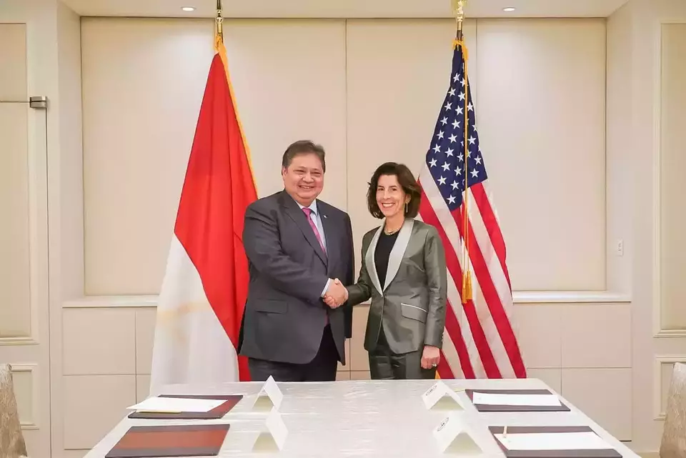 Chief Economic Minister Airlangga Hartarto shakes hands with US Secretary of Commerce Gina Raimondo in Singapore on Wednesday, June 5, 2024. (Handout)