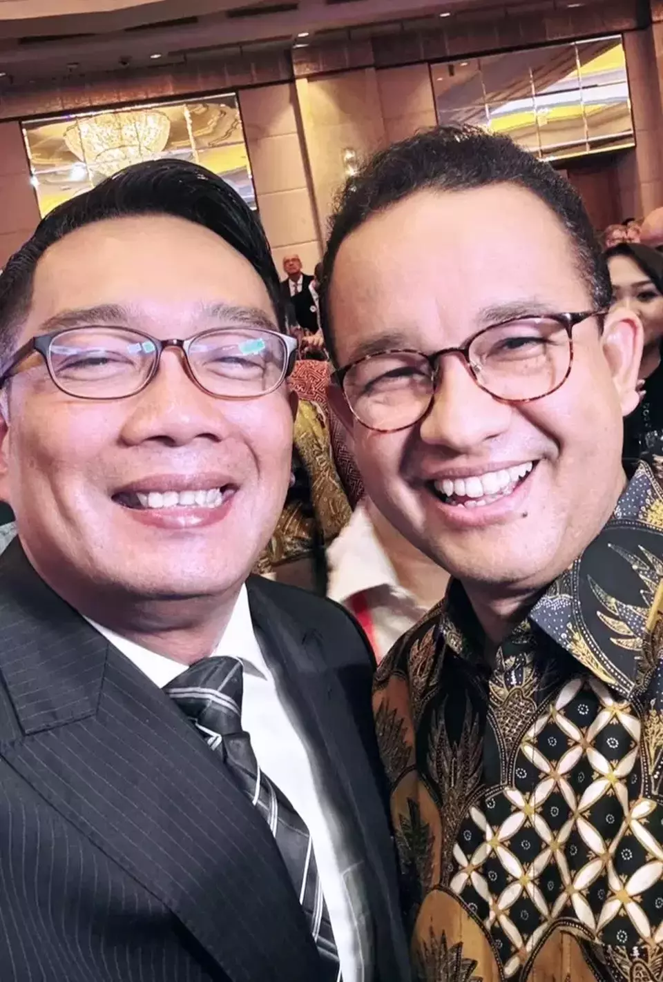 Anies Baswedan and Ridwan Kamil take a selfie at King Charles III's birthday dinner in Jakarta on June 6, 2024. (Instagram @ridwankamil)