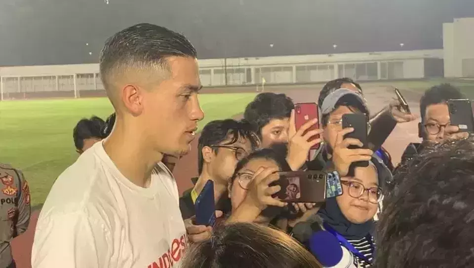 Indonesian player Jay Idzes speaking to reporters after training for the upcoming match versus the Philippines on Sunday, Jun 9, 2024. The Indonesian National Football Team is set to face the Philippines in the second round of the 2026 World Cup qualifiers for Group F at Gelora Bung Karno Stadium (GBK) in Senayan, Jakarta, on Tuesday.(Beritasatu.com/Ilham Oktafian)