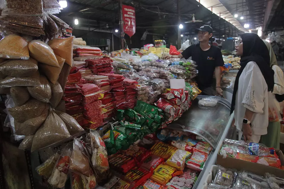 A woman shops for groceries at a traditional market in Kebayoran Lama, Jakarta, on June 9, 2024. (Antara Photo/Reno Esnir)