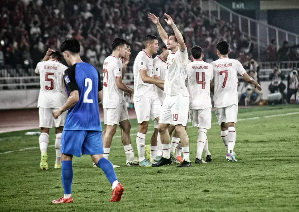 Indonesian footballer Thom Haye, third right, celebrates with his teammates after scoring a goal in the World Cup qualifying match between Indonesia and the Philippines at Bung Karno Stadium in Jakarta, Tuesday, June 11, 2024. (B-Universe Photo/Joanito De Saojoao)