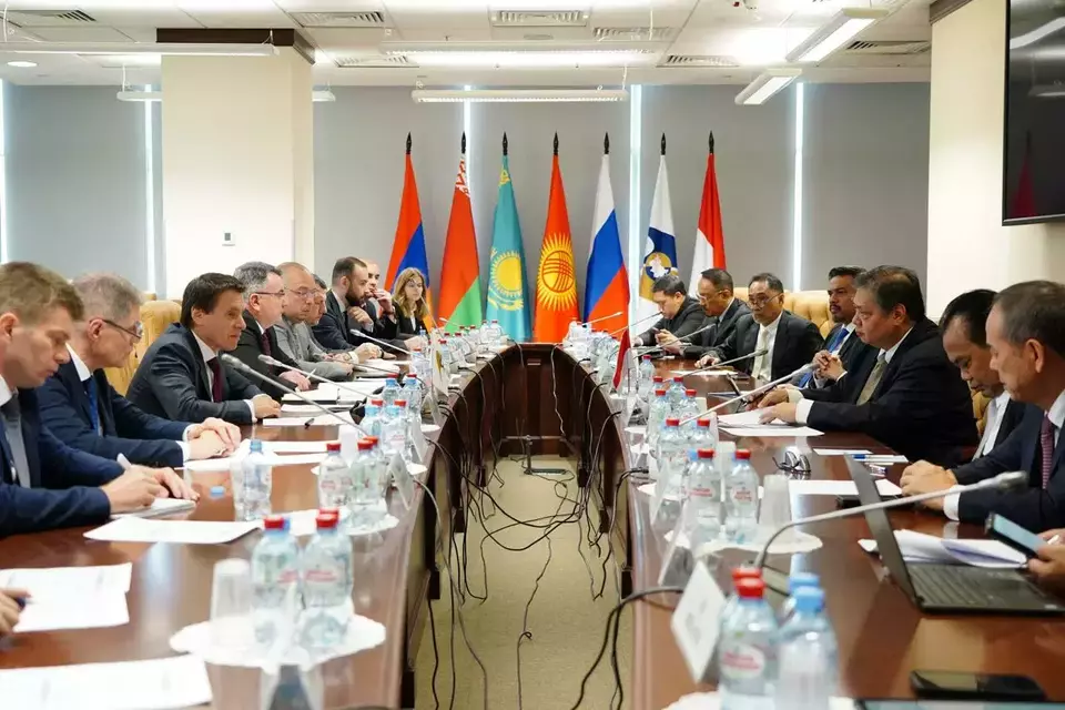 Chief Economic Minister Airlangga Hartarto embarked on a working visit and held several bilateral meetings in Moscow, Russia, from June 10 to 12, 2024. On the first day of his visit, Minister Airlangga had a special meeting with Andrey Slepnev, Trade Minister of the Eurasian Economic Commission (EEC). (Photo Courtesy of Coordinating Ministry for Economic Affairs)