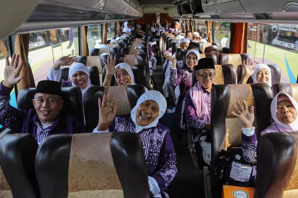 Indonesian Hajj pilgrims are transported by bus to the Hajj Dormitory in Boyolali, Central Java, on May 22, 2024, before departing to Saudi Arabia. (Antara Photo/Makna Zaezar)