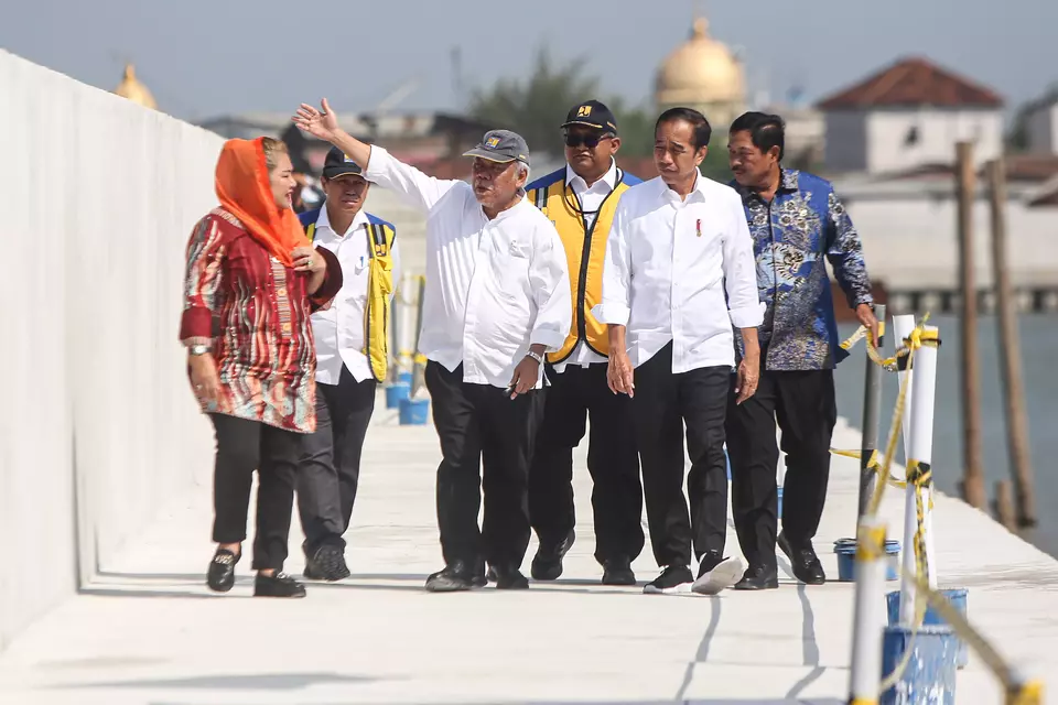 President Joko "Jokowi" Widodo and Public Works Minister Basuki Hadimuljono visit a sea enbankment project in Semarang on June 17, 2024. (Antara Photo/Makna Zaezar)