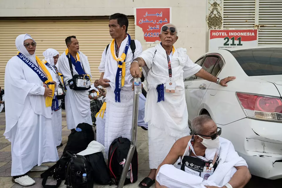 Indonesian Hajj pilgrims wait for their bus that will take them to Mount Arafat in Mecca on June 14, 2024. (Antara Photo/Sigid Kurniawan)