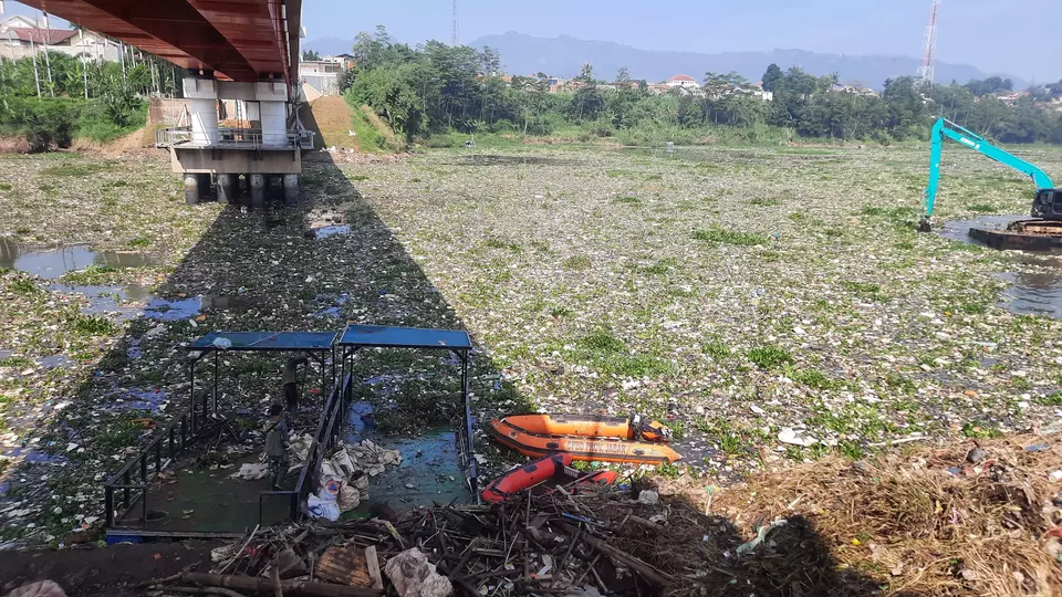 Citarum River in the BBS area of Bandung Barat Regency, West Java, appeared clean after a week-long intensive cleaning effort. However, on Thursday, June 20, 2024, it was once again engulfed in a sea of trash. (Beritasatu.com/Algi Muhamad Gifari)