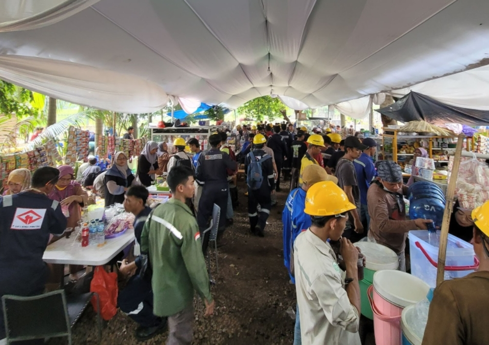Workers crowd MSME-owned food stalls at Chandra Asri Group’s plant. Chandra Asri is working alongside local culinary workers to feed its workers during the turn around maintenance period. (Photo Courtesy of Chandra Asri Group)