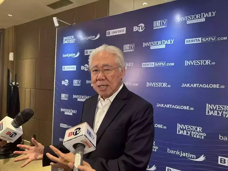 B-Universe Media Holdings Executive Chairman Enggartiasto Lukita speaks with BTV news broadcaster in Surabaya, Friday, June 21, 2024. (Vinnilya Huanggrio)