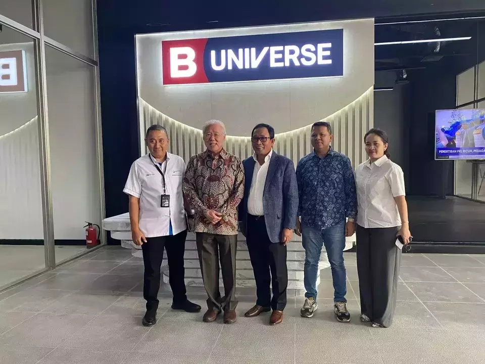 B-Universe Media Holdings Chairman Enggartiasto Lukita, second left, and ID Food CEO Sis Apik Wijayanto, center, pose for a photo at B-Universe headquarters in Pantai Indah Kapuk 2, Tangerang, Monday, June 24, 2024. 
