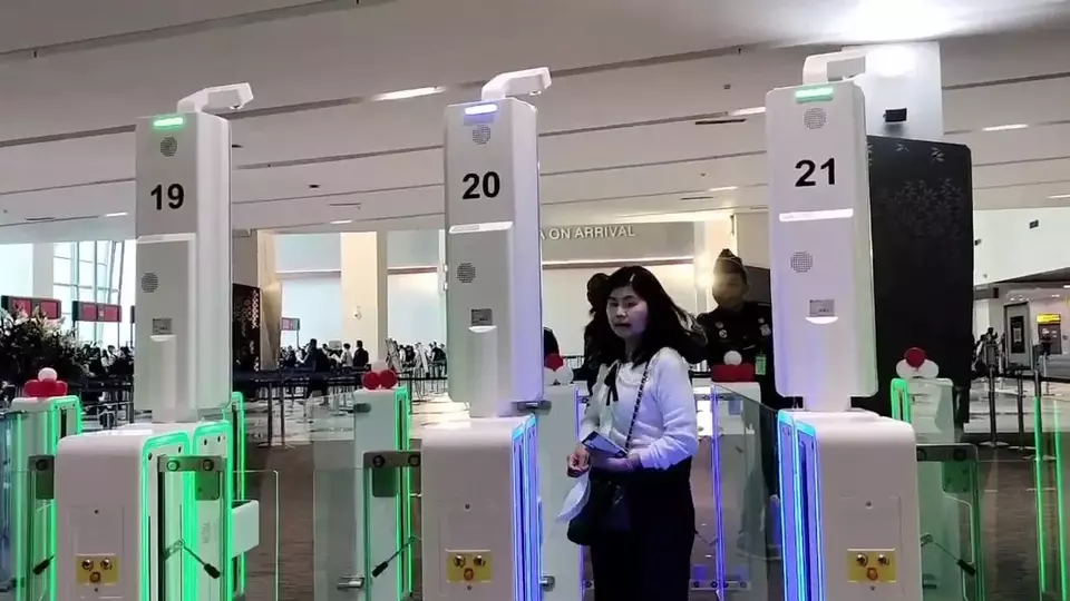 A traveler uses the autogate at Soekarno-Hatta Airport on Tuesday, June 25, 2024. (Beritasatu.com/Wahroni)