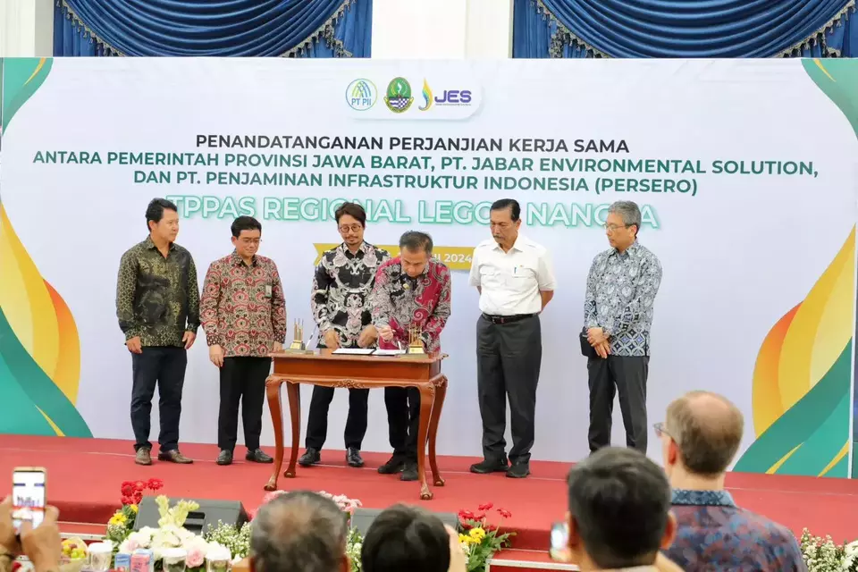 The West Java government sign a memorandum of understanding related to the waste-to-energy project with Jabar Environmental Solutions (JES) in Bandung on June 28, 2024. (Handout Photo)