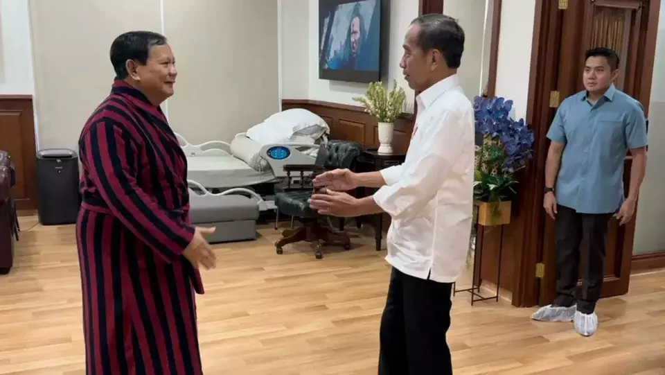 This undated photo shows President Joko “Jokowi” Widodo visiting his successor Prabowo Subianto after the latter’s left leg injury surgery at Soedirman National Central Hospital in Jakarta. (Photo Courtesy of @jokowi)