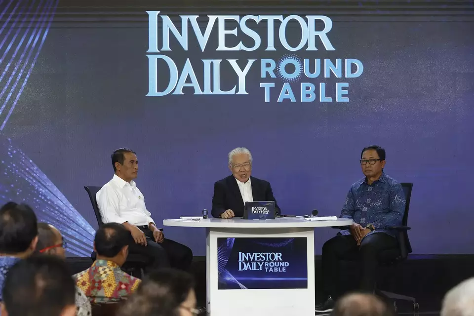 B-Universe Executive Chairman Enggartiasto Lukita (center), Agriculture Minister Amran Sulaiman (left), and President Director of ID Food Sis Apik Wijayanto (right), speaking at the Investor Daily Round Table on Ensuring Food Governance Towards Food Security, Jakarta, Tuesday, July 2, 2024. (Investor Daily/David Gita Roza)