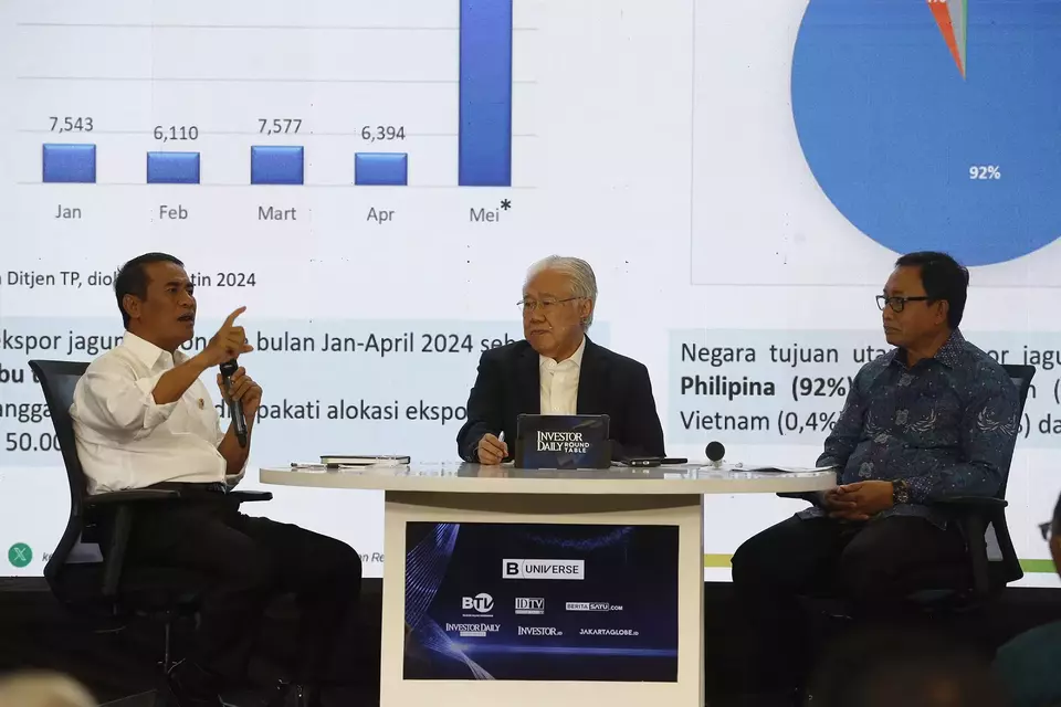 B-Universe Executive Chairman Enggartiasto Lukita (center), Agriculture Minister Amran Sulaiman (left), and President Director of ID Food Sis Apik Wijayanto (right), speaking at the Investor Daily Round Table on Ensuring Food Governance Towards Food Security, Jakarta, Tuesday, July 2, 2024. (Investor Daily/David Gita Roza)
