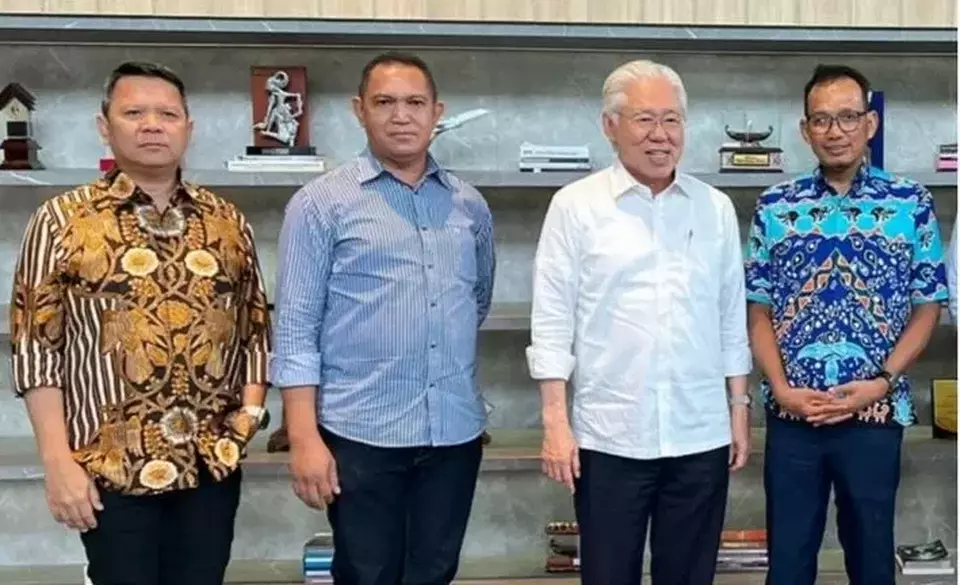 B-Universe Media Holdings Chairman Enggartiasto Lukita, second right, and Disway National Network CEO Yanto S Utomo, second left, pose for a photo at eL Building in South Jakarta, Tuesday, July 2, 2024. (Handout)