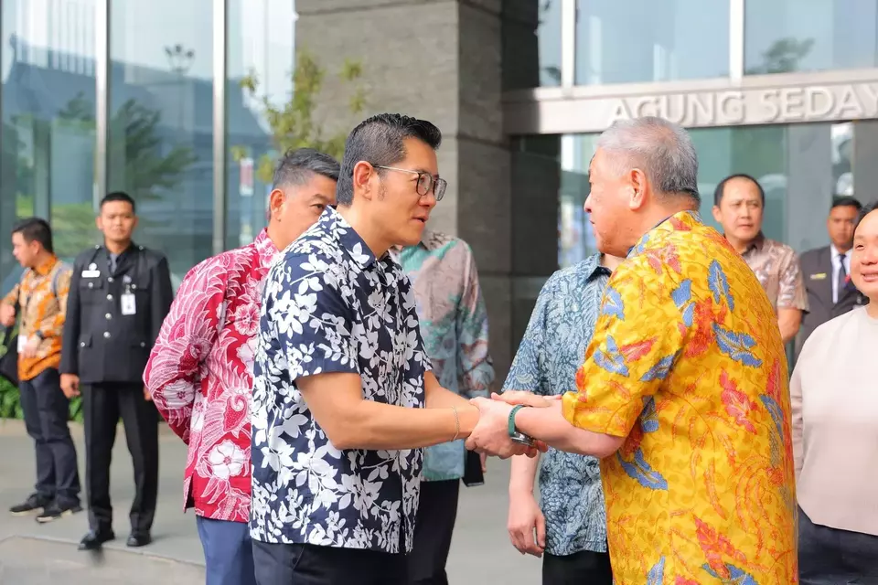 Agung Sedayu Group Chairman Sugianto 'Aguan' Kusuma (right) welcoming His Majesty Jigme Khesar Namgyel Wangchuck at Pantai Indah Kapuk 2 on Saturday, June 29, 2024. (Agung Sedayu Group)