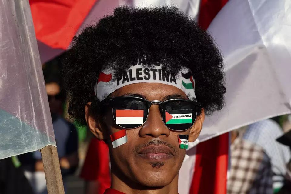 An Indonesian man goes on a pro-Palestine rally in South Sulawesi on June 22, 2024. (Antara Photo/Arnas Padda)