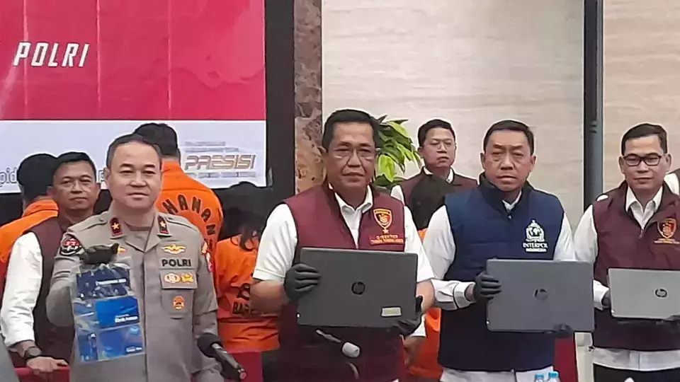  The Criminal Investigation Department of the Indonesian National Police uncovers an international online gambling and pornography network worth Rp 500 billion on Monday, July 8, 2024. (Beritasatu.com/Ilham)
