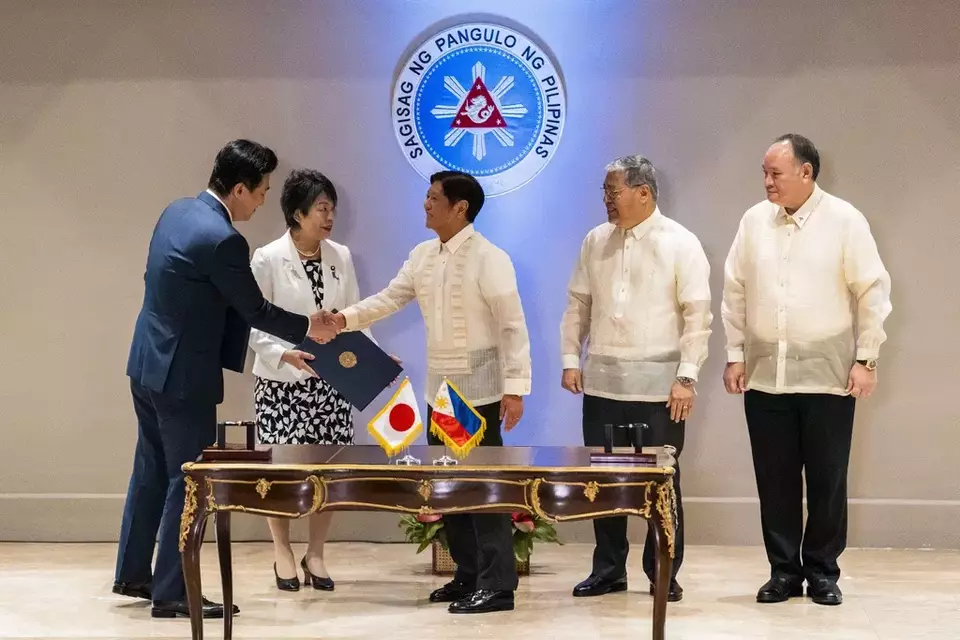 Japan Defense Minister Minoru Kihara, left, and Philippine President Ferdinand Marcos Jr., center, shake hands as they pose for a photo with Japan Foreign Minister Yoko Kamikawa, Philippine Defense Secretary Gilberto Teodoro, and Philippine Foreign Secretary Enrique Manalo following the signing of the reciprocal access agreement, at the Malacanang Palace in Manila, Philippines, Monday July 8, 2024. (Lisa Marie David/Pool Photo via AP)