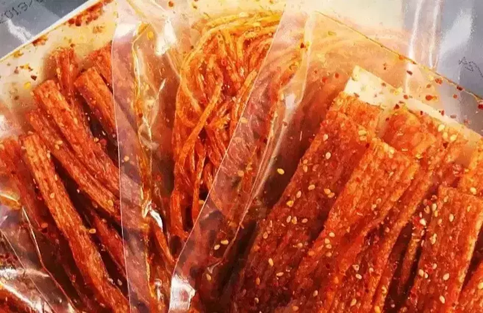 Illustration of Chinese snacks "Hot Spicy Latiru" and "Latiao Stripes". Several students from SDN Cidadap I Elementary School in Sukaraja District, Sukabumi Regency, experienced dizziness, nausea, and vomiting after consuming the snacks. (Beritasatu Photo)