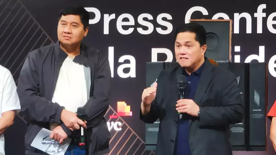 Erick Thohir (right), Chairman of the Indonesian Football Association (PSSI), and Maruarar Sirait, Chairman of the Steering Committee for the 2024 President's Cup, at a press conference in Jakarta on July 15, 2024. (Beritasatu.com/Hendro Situmorang)