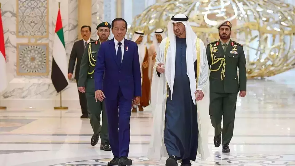 President Joko "Jokowi" Widodo meets his Emirati counterpart Mohamed bin Zayed Al Nahyan (MBZ) in Abu Dhabi on July 17, 2024. (Photo Courtesy of Presidential Press Bureau)