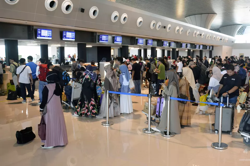 FILE - Passengers stand in line to check in at Sultan Hasanuddin Airport in Maros regency, South Sulawesi province, on Wednesday, June 26, 2024.(Antara Photo/Hasrul Said)