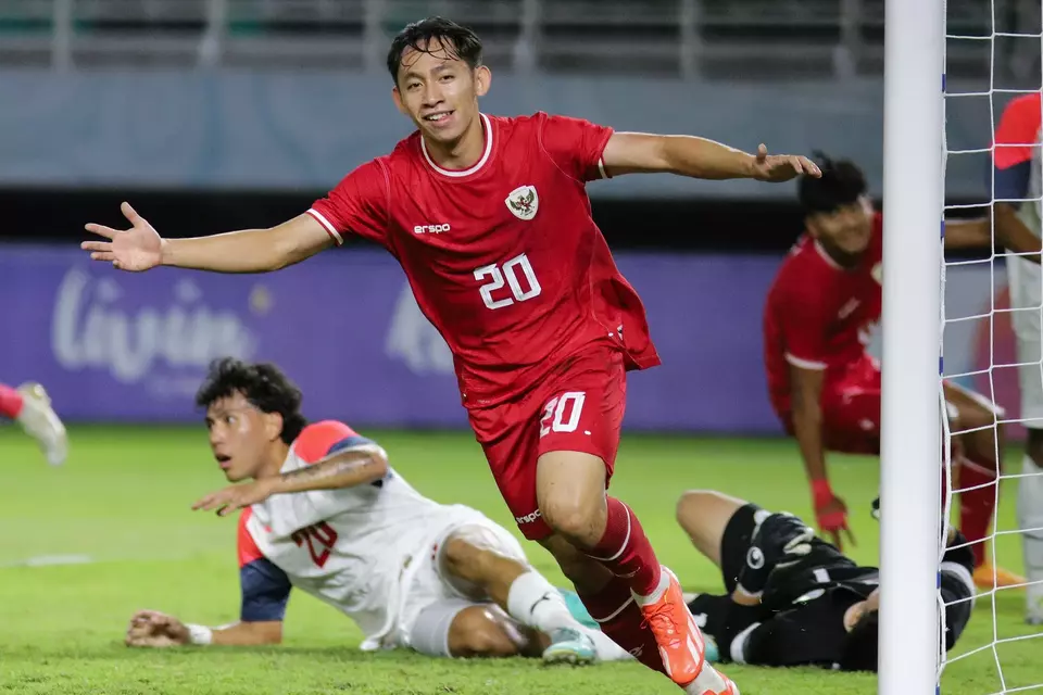 Arlyansyah Abdulmanan celebrates after scoring a goal for the Indonesian team in the Group A match of the AFF U-19 tournament against the Philippines at Bung Tomo Stadium in Surabaya, East Java, Wednesday, July 17, 2024. (Antara Photo/Rizal Hanafi)