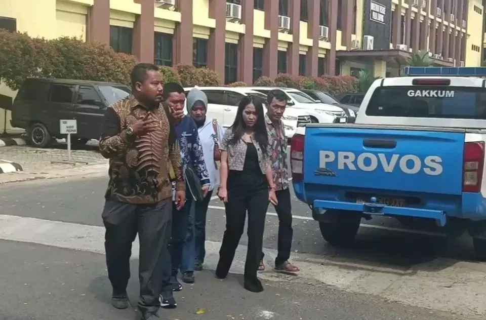 Natalia Diah Ayuningtyas, second right, arrives at the Lampung Provincial Police headquarters to file a defamation case against her husband, Wednesday, July 18, 2024. (B-Universe Photo/Triyono)
