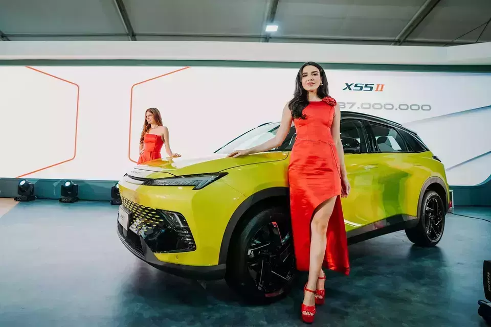 Sales promotion girls posing for BAIC X55 II at the Gaikindo Indonesia International Auto Show 2024 (GIIAS). Chinese automaker BAIC is showcasing the BAIC X55 II and BAIC BJ40 Plus at GIIAS 2024, held at ICE BSD, Tangerang, Banten from July 18-28, 2024. (Handout/Jio Distribusi Indonesia)