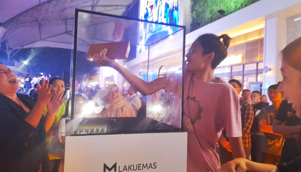 Lakuemas holds Gold Bar Challenge at the 2024 Motion Fest in Summarecon Mall in Bekasi on July 20, 2024. (B1 Photo/Gesa Vitara)