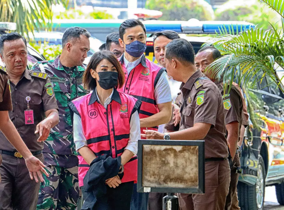 Harvey Moeis, second right, and Helena Lim, center, arrive at the South Jakarta Prosecutors Office, Monday, July 22, 2024. They have been charged with corruption involving state-owned tin miner Timah. (B-Universe Photo/Joanito De Saojoao)