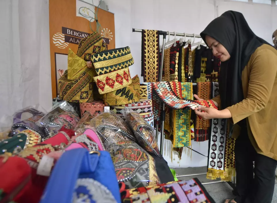 A woman shops at an MSME bazaar in Lampung on July 7, 2024. (Antara Photo/Ardiansyah)