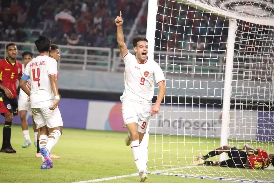 Indonesian forward Jens Raven celebrates after scoring a goal during the Group A match of the ASEAN U-19 Boys Championship against Timor Leste at Bung Tomo Stadium in Surabaya, East java, Tuesday, July 23, 2024. (Antara Photo/Rizal Hanafi)