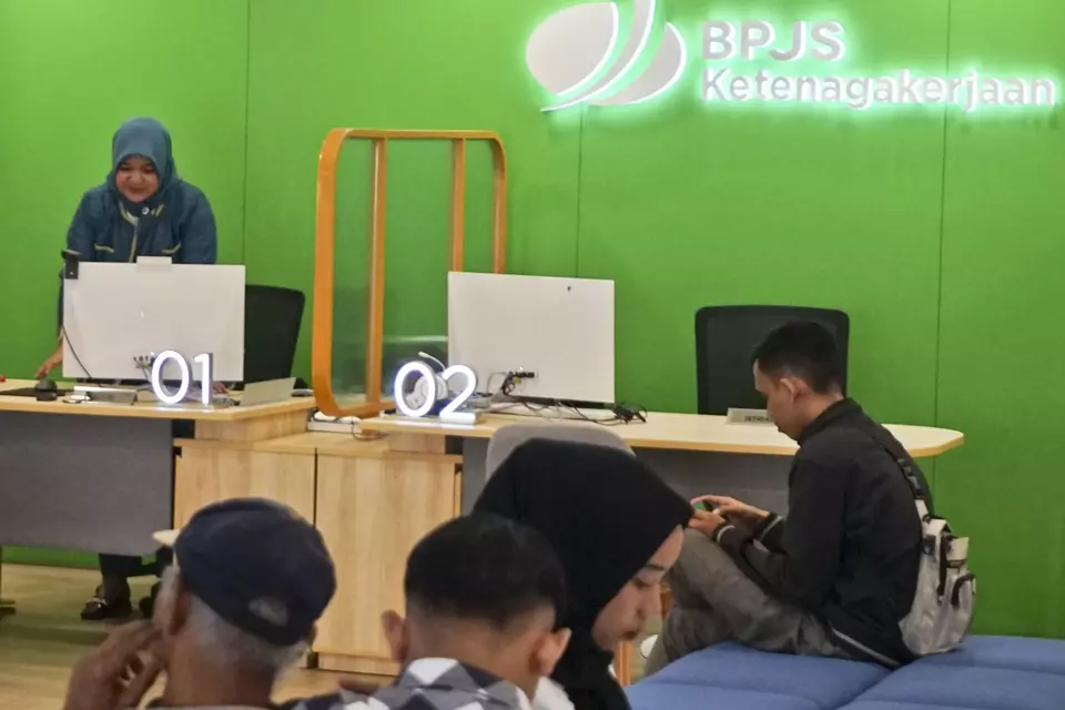 People queue to apply for the retirement savings claim at the BPJS Ketenagakerjaan office in Pekalongan, Central Java, on July 22, 2024. (Antara Photo/Harviyan Perdana Putra)