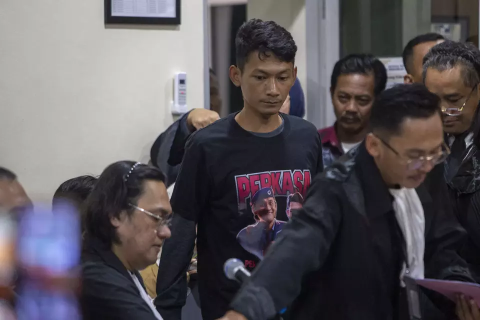 Saka Tatal, center, arrives at the Cirebon District Court, West Java, Wednesday, July 24, 2024, to attend a review of his murder conviction. He has served four years in prison for allegedly murdering teenagers Vina Dewi Arsita and Muhammad Rizky Rudiana in 2016. (Antara Photo/Dedhez Anggara)