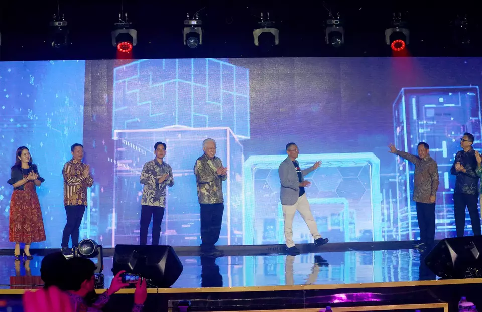 Vice President-Elect Gibran Rakabuming Raka, third left, launches B-Universe and Disway's collaboration at Satu Inspirasi gala dinner in Jakarta on July 25, 2024. (B1 Photo/Joanito de Saojao)