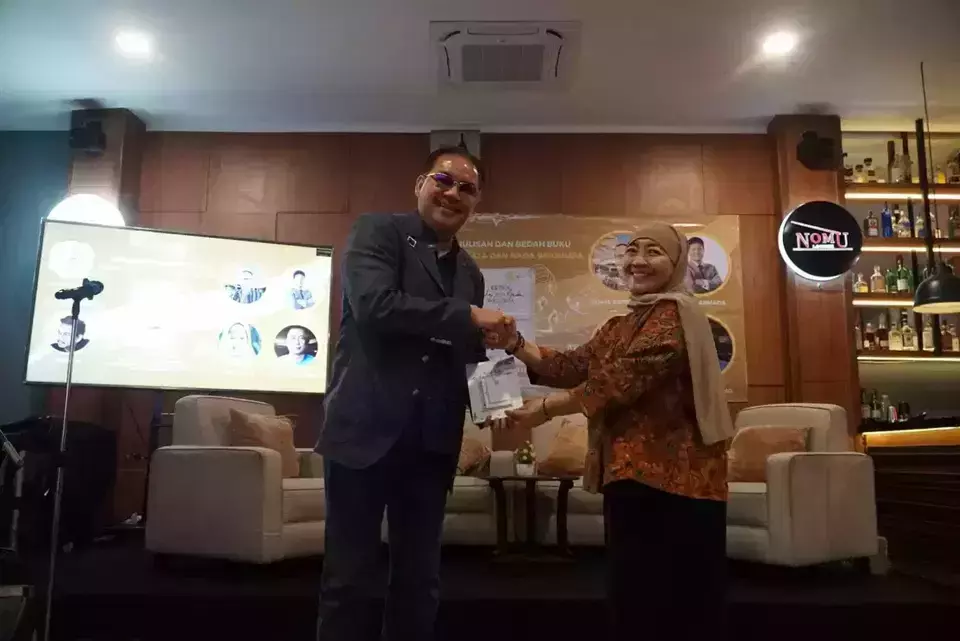 Political consultant and author Denny Januar Ali (left) unveiled a groundbreaking book in Jakarta on Friday, July 26, 2024. The book, titled “Ketika Kata dan Nada Berjumpa” (When Words and Melodies Meet), features a collection of poems set to music composed by artificial intelligence (AI). (Denny JA)